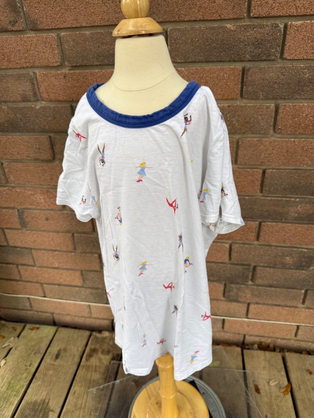 Old Navy White Short Sleeve Tee with Blue Trim and Skating Print Size Small